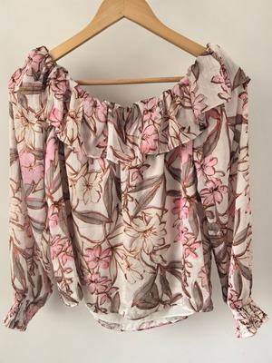 Guess blouse like new with boat neckline and elastic cuffs