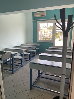 Θρανία σαν καινούργια με σιδερένιο πλαίσιο και ξύλινη επιφάνεια σε τρία χρώματα