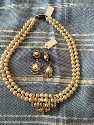 Vintage pearl set like new, double necklace with clip earrings