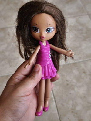 Κούκλα Bratz Yasmin μεταχειρισμένη με κομμένα μαλλιά και σημάδι στο πρόσωπο