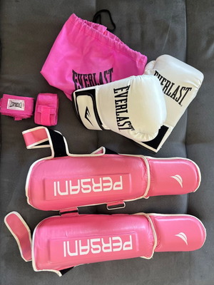 Εξοπλισμός πυγμαχίας και kick boxing σαν καινούργιος με γάντα Everlast S/M, επικαλαμίδες Persani και μπαντάζ Everlast