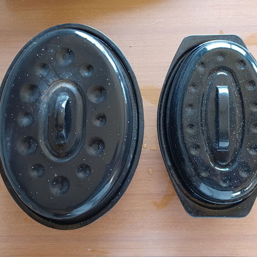 Set of two oval enamel roasting pans with lids, like new