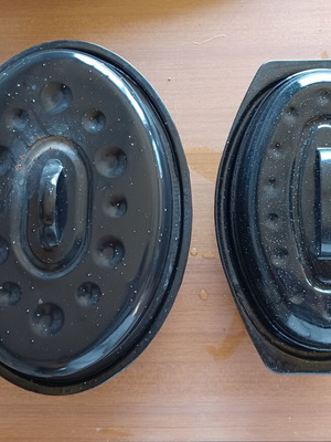 Set of two oval enamel roasting pans with lids, like new