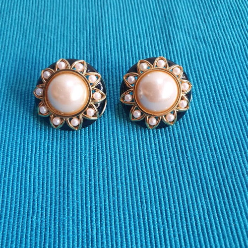 Vintage 80s clip earrings like new, gold tone with black enamel