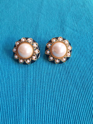 Vintage 80s clip earrings like new, gold tone with black enamel