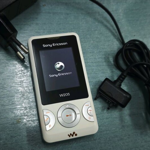 Sony Ericsson W205 Walkman used, white with original charger