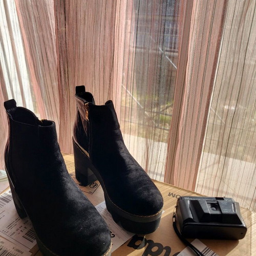 Beauty's Girl's black ankle boots like new, size 40