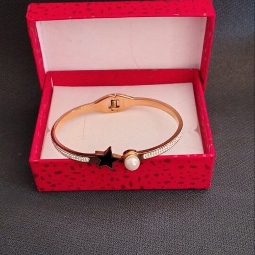 Bracelet bangle like new, rose gold with black star and pearl