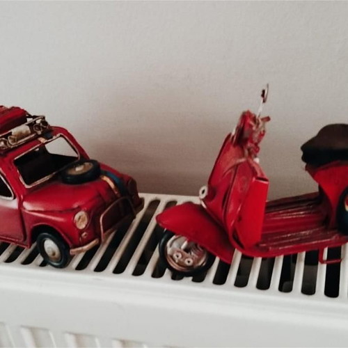 Vehicle miniatures used, red Vespa and beetle models