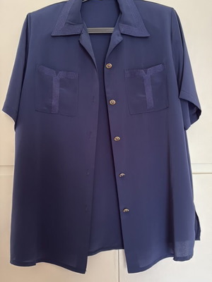 Blue shirt size M like new with short sleeves and decorative buttons