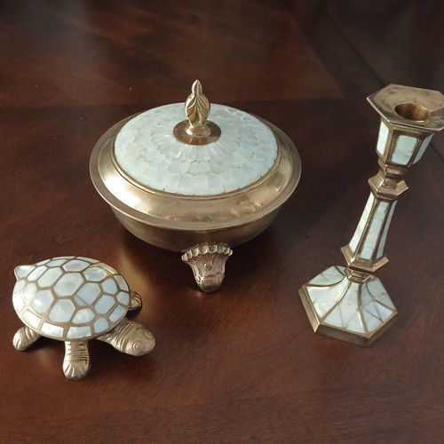 Bronze decorative set with embedded shells