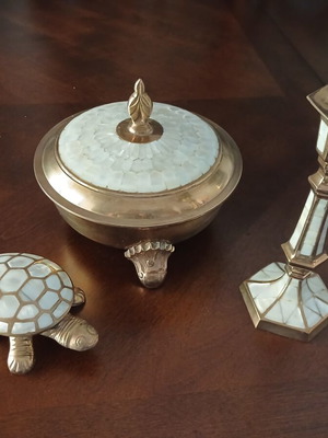 Bronze decorative set with embedded shells