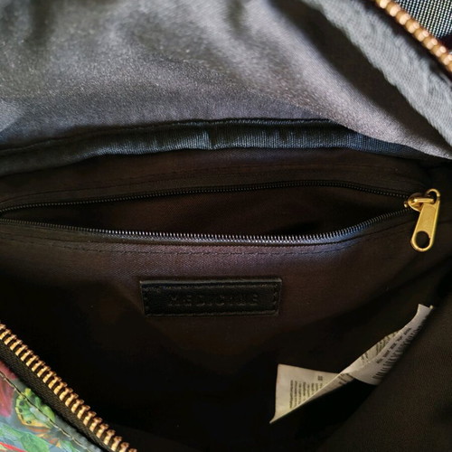 Medicine waist and shoulder banana bag like new, multicolor green