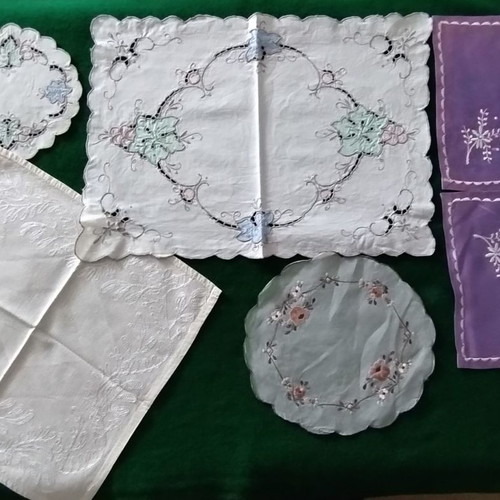 Table linens used, pack of 6 small vintage doilies