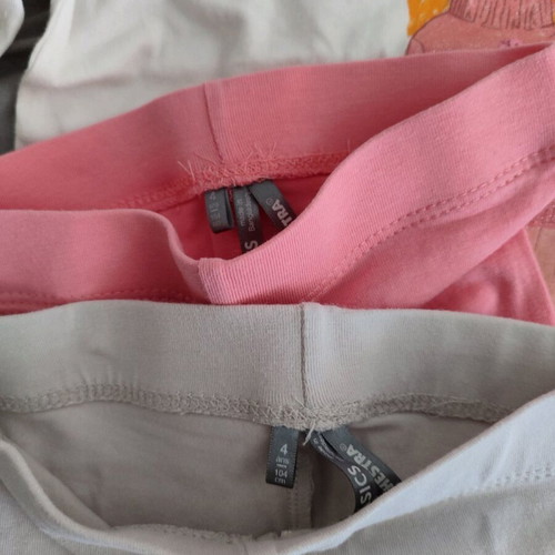 Girls' clothing set like new, 2 long-sleeve tops and 2 leggings, age 4