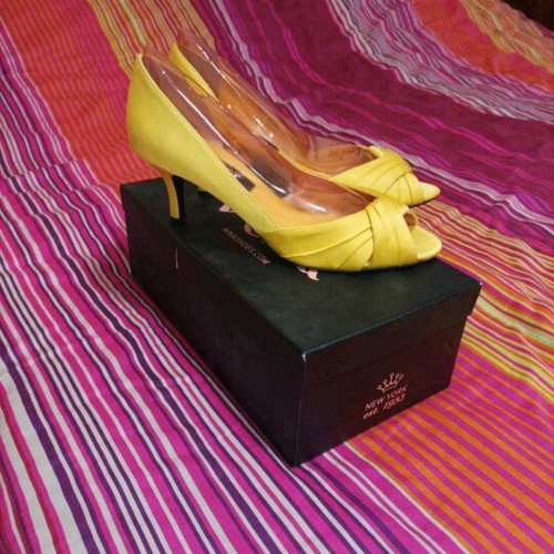 Women's satin fabric pumps like new, size 38, yellow