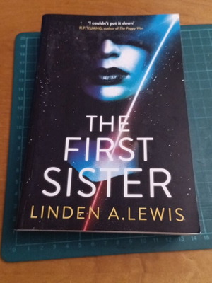 The First Sister научнофантастичен роман от Linden A. Lewis