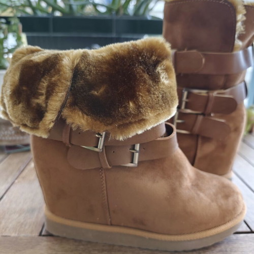 Super Mode Castor Boot with Inner Fur Size 38 Like New, Brown