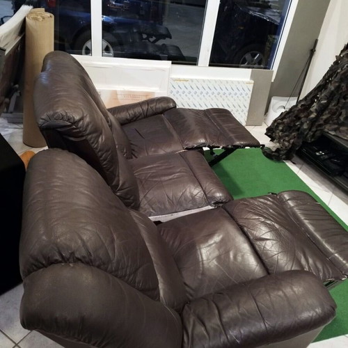 Three-seater black leather sofa with recline