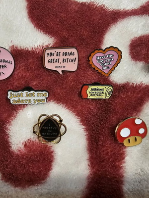 Καρφίτσες καινούργιες σε πολλά σχέδια και πολύχρωμες