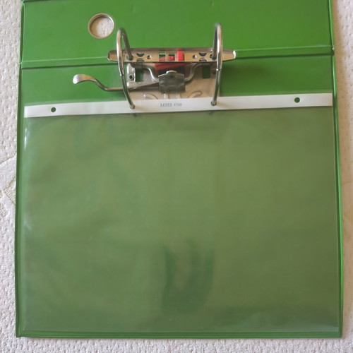 A4 Binder green, like new, durable metal mechanism