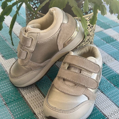 Mayoral sneakers 21 like new, neutral color, anatomical