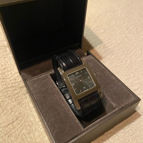Gucci men's watch like new with leather strap model 79000M.1