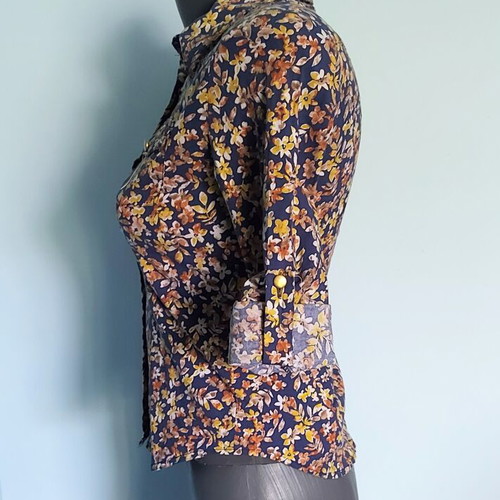 Sewgo women's shirt like new with sleeve regulation and golden buttons