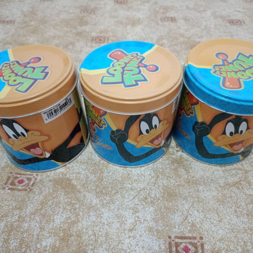 Looney Tunes metal tins in good condition, set of 3