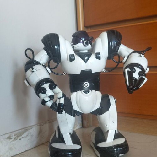 Robosapien robot used, functional without remote control