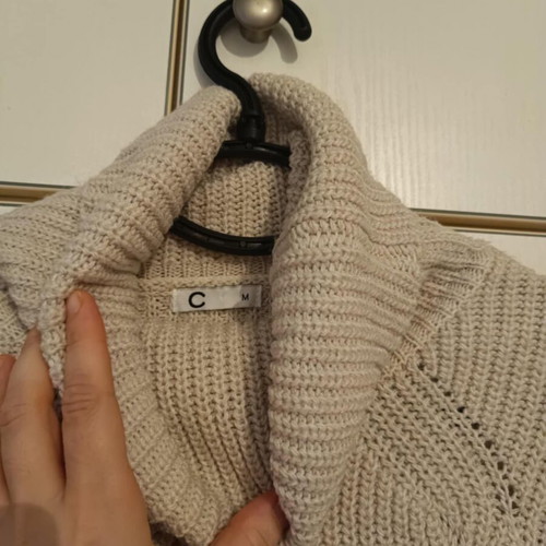 White turtleneck sweater used, size M-L