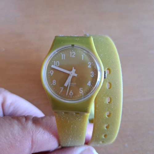 Swatch γυναικείο ρολόι μεταχειρισμένο με μακρύ λουράκι λάιμ