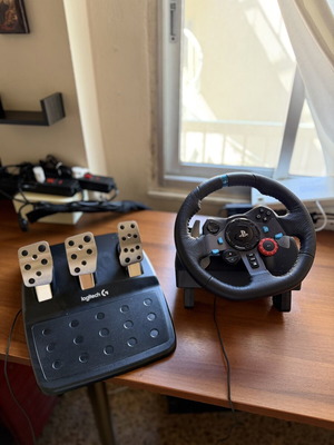 Logitech G29 Driving Force racing wheel
