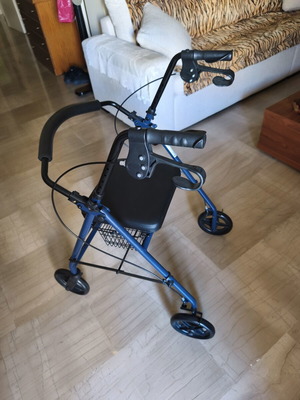 Walker with brakes and seat new