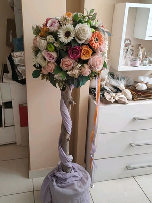 Flower tree like new, height 1.40m, cement base