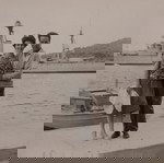  Μικρή, παλιά, φωτογραφία, με ζευγάρι να απολαμβάνει τη βόλτα στη θάλασσα, με θέα βάρκες και καράβια.