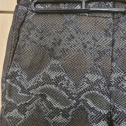 MY T Crop Pants elastic with snake pattern like new, size M