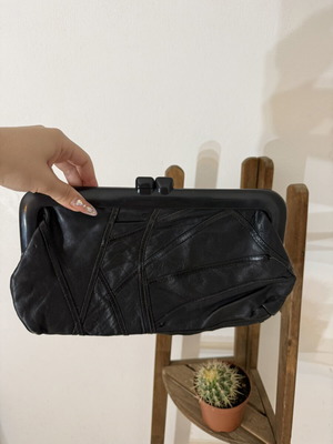Retro leather big pouch medium black clutch used