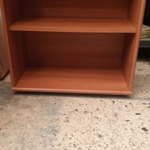 Shelf unit with adjustable middle shelf