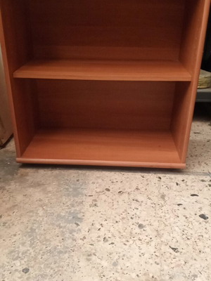 Shelf unit with adjustable middle shelf