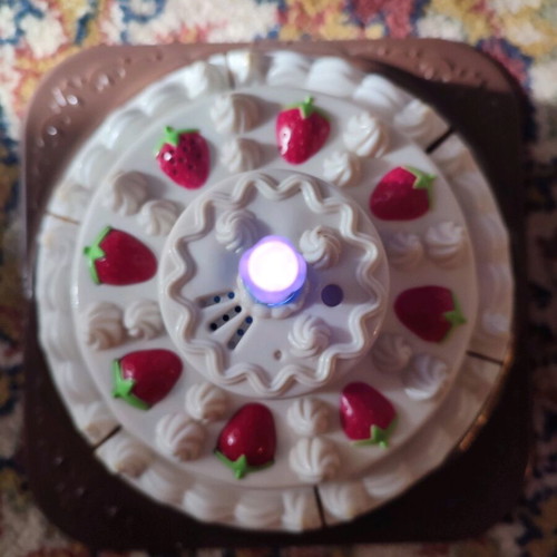 Toy cake used with music and light effects