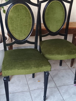 Dining chairs vintage set of 4, like new, velvet fabric, carved detail