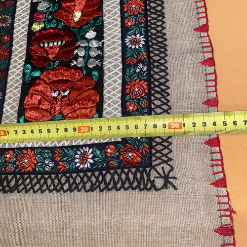 Vintage table runner on natural linen, like new, Hungarian folk embroidery