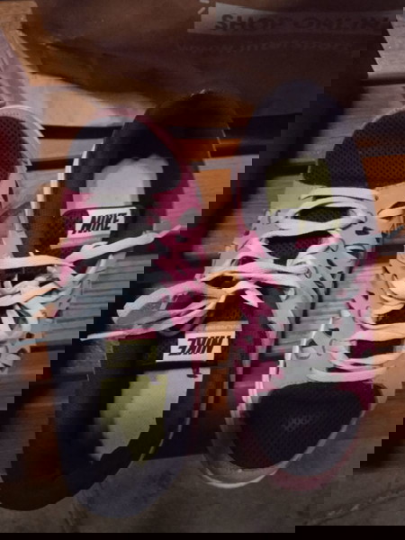 Nike για κορίτσια νούμερο 38,5 .Σε όλα τα παπούτσια ΔΩΡΟ 2ο ζευγάρι ίσης ή μικρότερης αξίας.