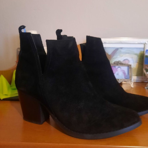 Stefania suede black ankle boots like new, size 39
