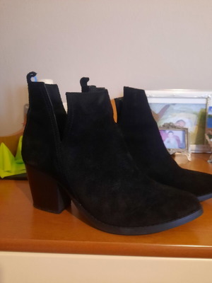 Stefania suede black ankle boots like new, size 39