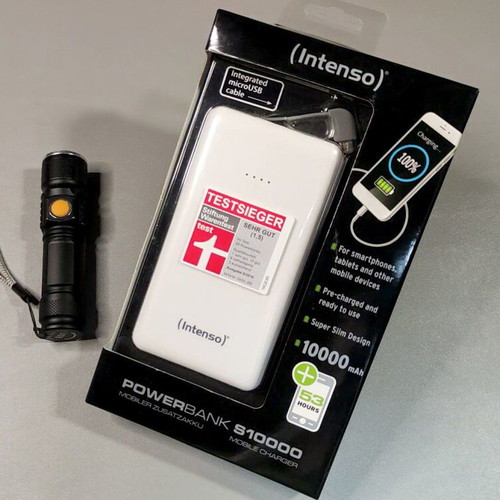 Intenso S10000 Slim powerbank used with metal flashlight full set