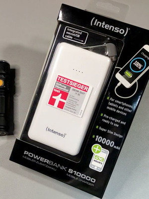 Intenso S10000 Slim powerbank used with metal flashlight full set