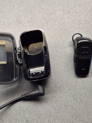 Samsung Bluetooth headset with charger and charging dock AATH200HBE used