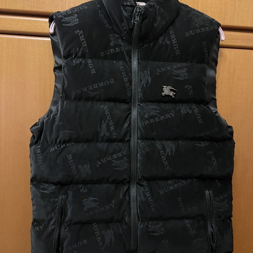 Burberry vest small black, like new